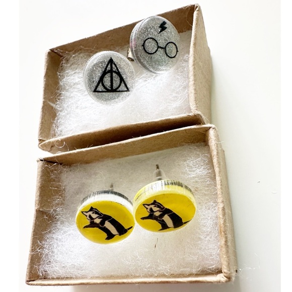 Harry Potter and Hufflepuff Earrings Badger Yellow Silver Black Round Post Back - Picture 11 of 12